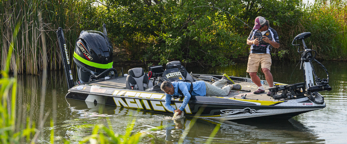 Deux pêcheurs Keitech sur un bass boat au bord des roseaux